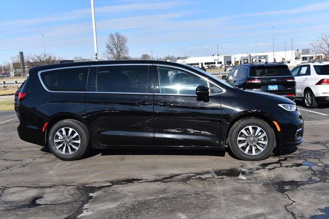 Chrysler Pacifica Vehicle Image 05