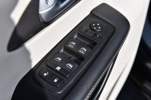 Chrysler Pacifica Vehicle Image 08