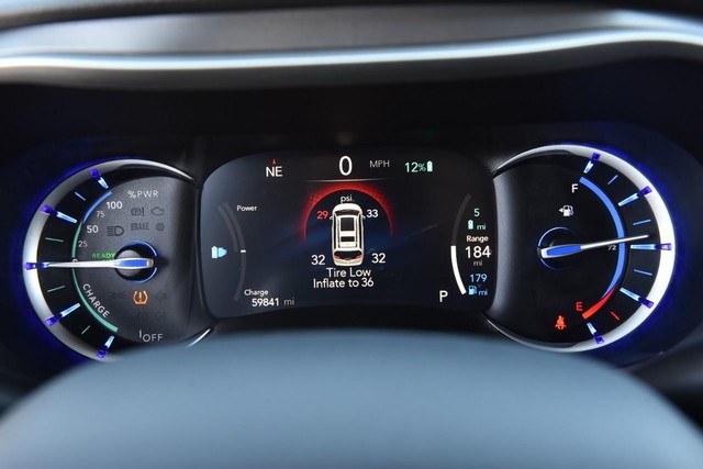 Chrysler Pacifica Vehicle Image 12