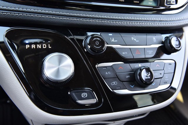 Chrysler Pacifica Vehicle Image 15