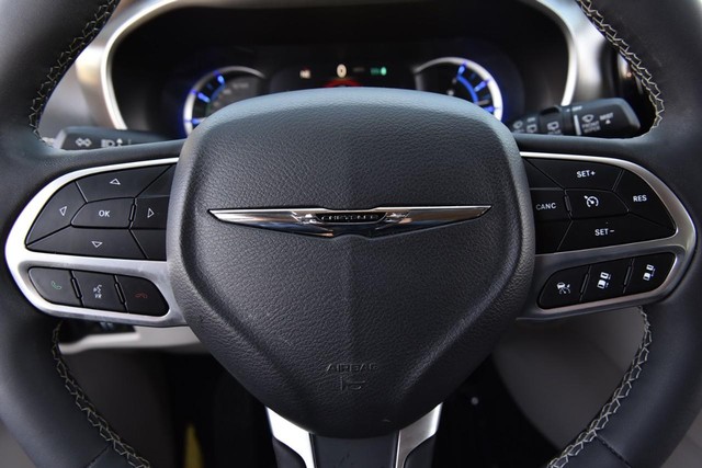 Chrysler Pacifica Vehicle Image 18