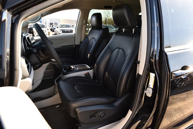 Chrysler Pacifica Vehicle Image 19