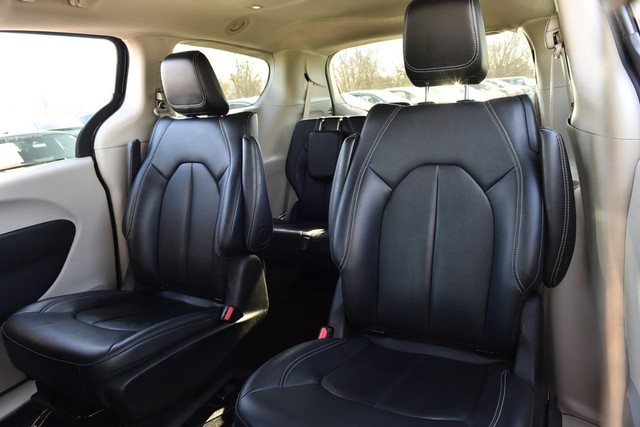 Chrysler Pacifica Vehicle Image 21