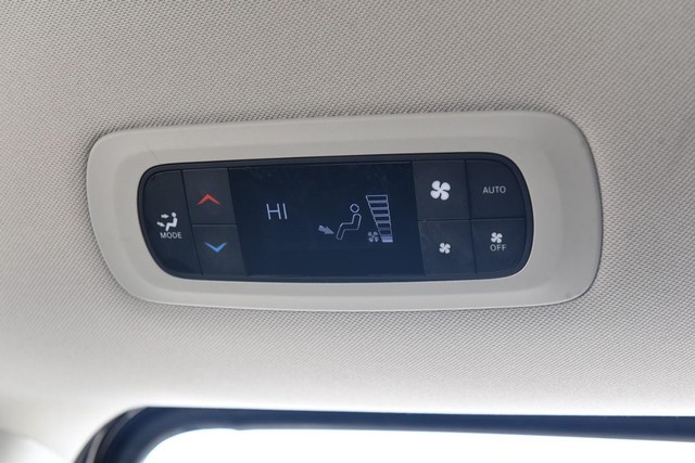 Chrysler Pacifica Vehicle Image 22