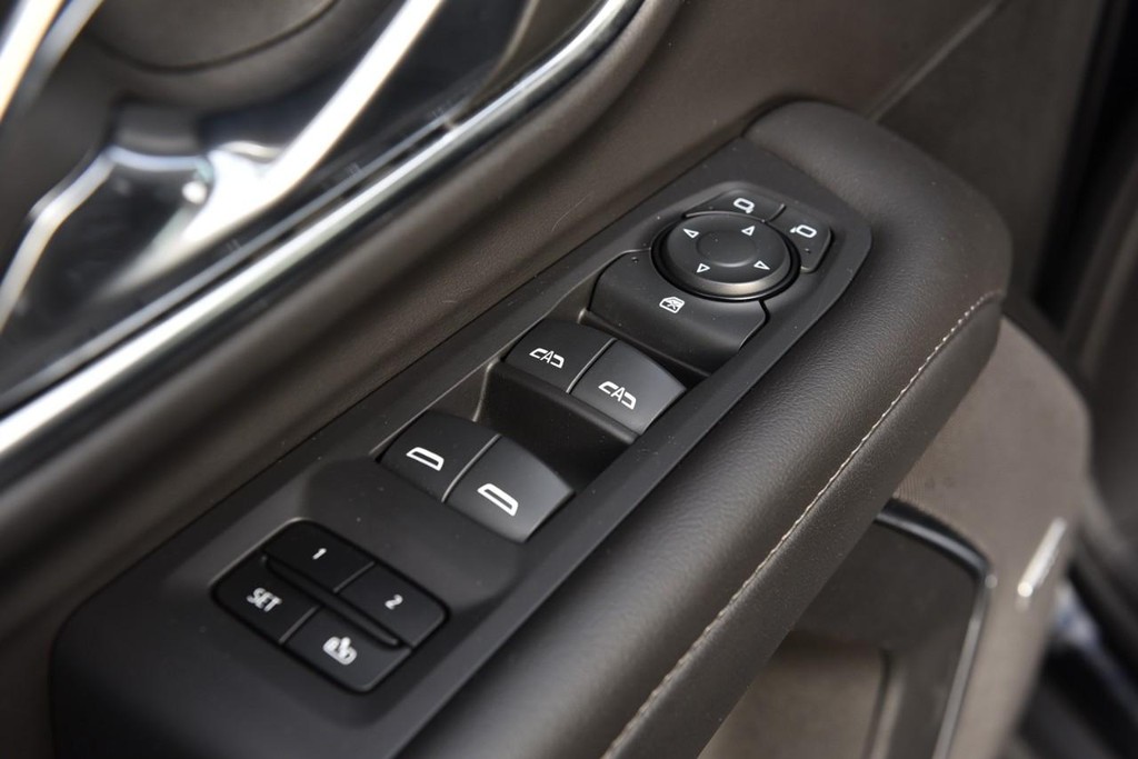 Chevrolet Suburban Vehicle Full-screen Gallery Image 8