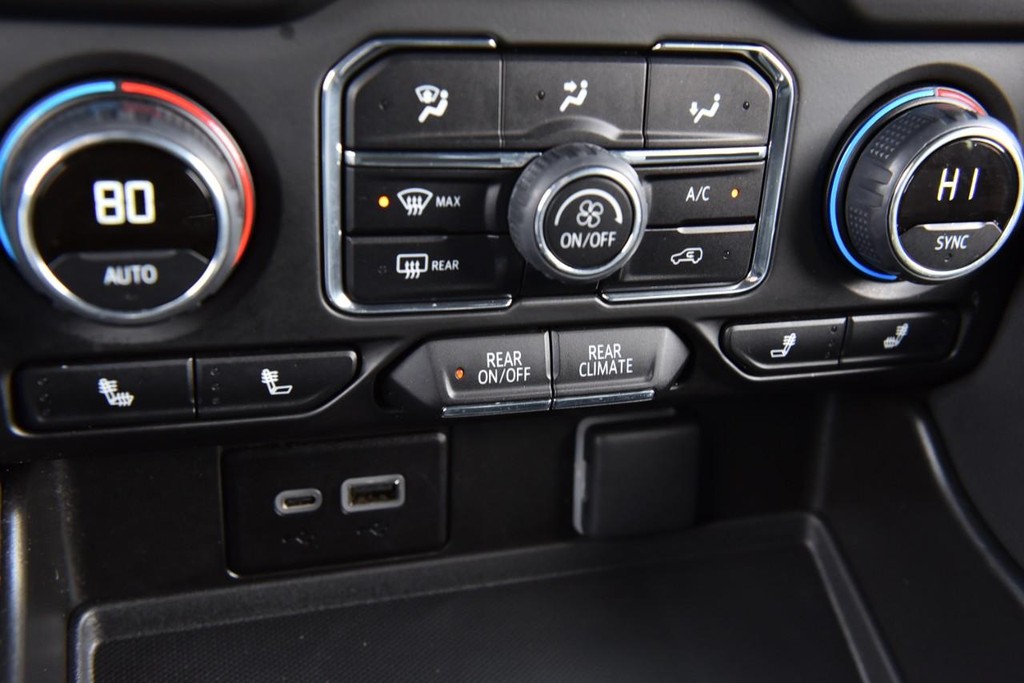 Chevrolet Suburban Vehicle Full-screen Gallery Image 15