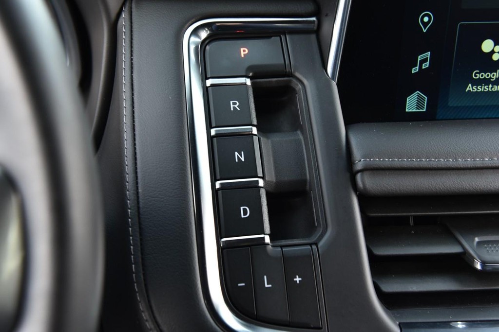 Chevrolet Suburban Vehicle Full-screen Gallery Image 17