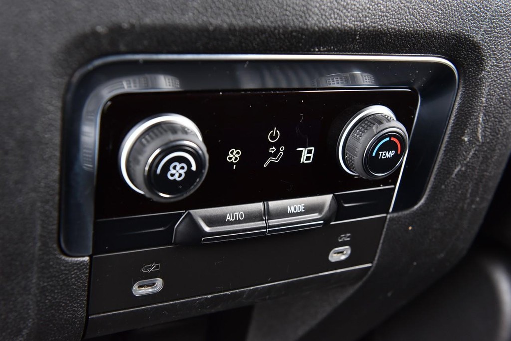 Chevrolet Suburban Vehicle Full-screen Gallery Image 22