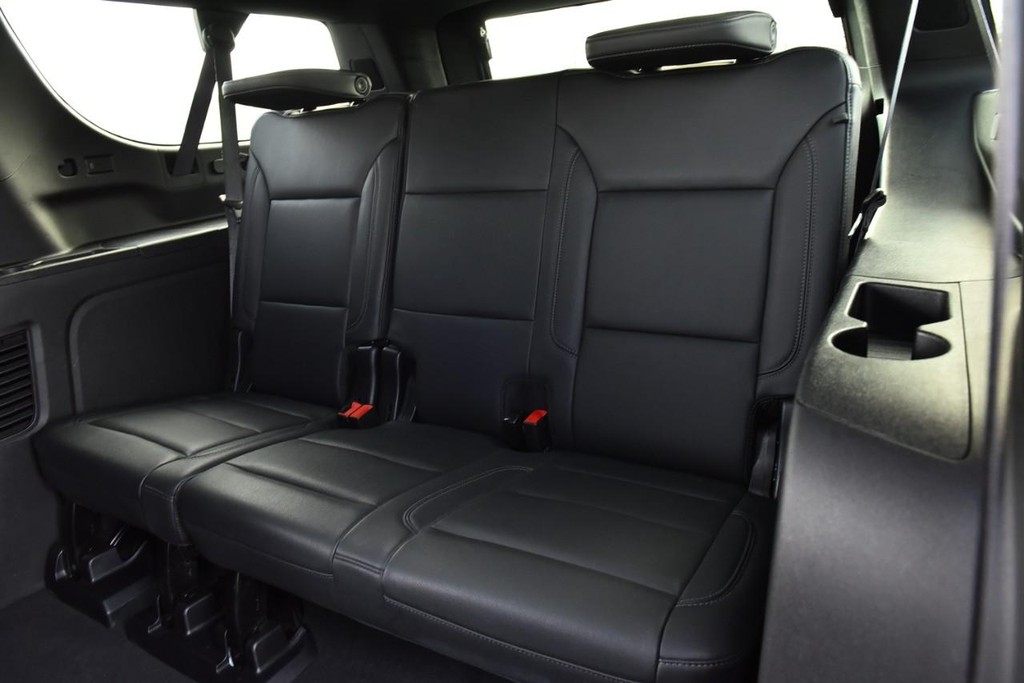 Chevrolet Suburban Vehicle Full-screen Gallery Image 23