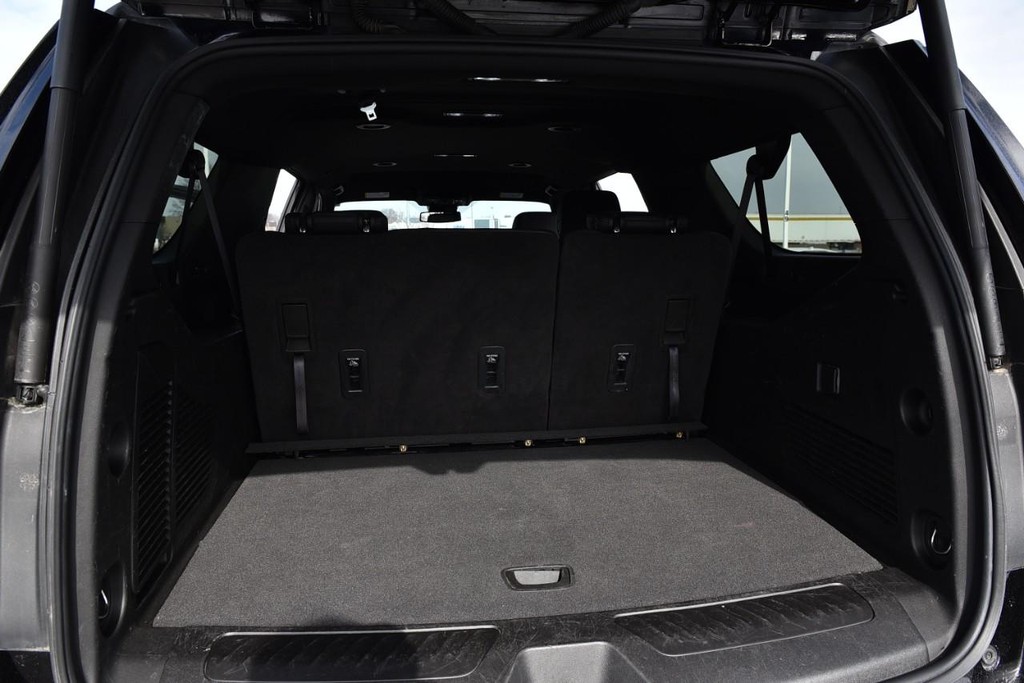 Chevrolet Suburban Vehicle Full-screen Gallery Image 24