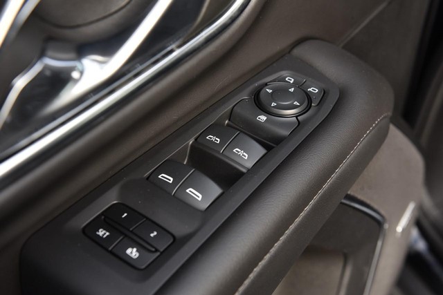 Chevrolet Suburban Vehicle Image 08