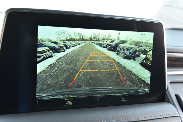 Chevrolet Suburban Vehicle Image 12