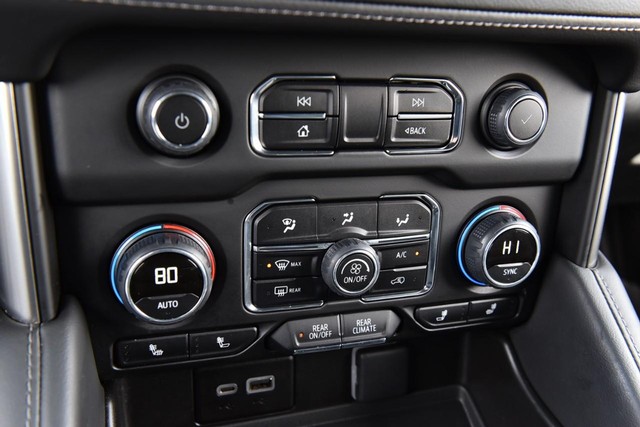 Chevrolet Suburban Vehicle Image 14