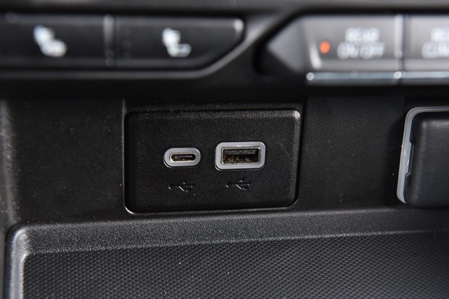 Chevrolet Suburban Vehicle Image 16