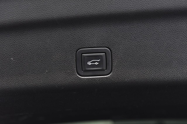 Chevrolet Suburban Vehicle Image 25