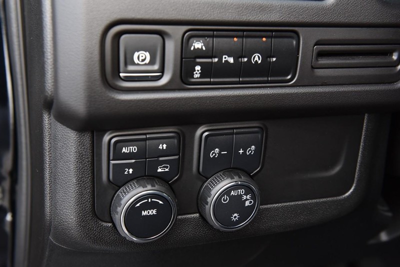 Chevrolet Suburban Vehicle Image 10