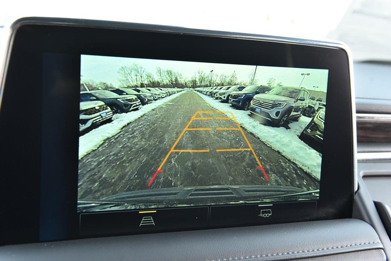 Chevrolet Suburban Vehicle Image 12