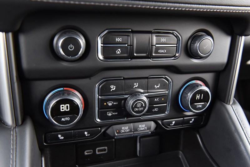 Chevrolet Suburban Vehicle Image 14