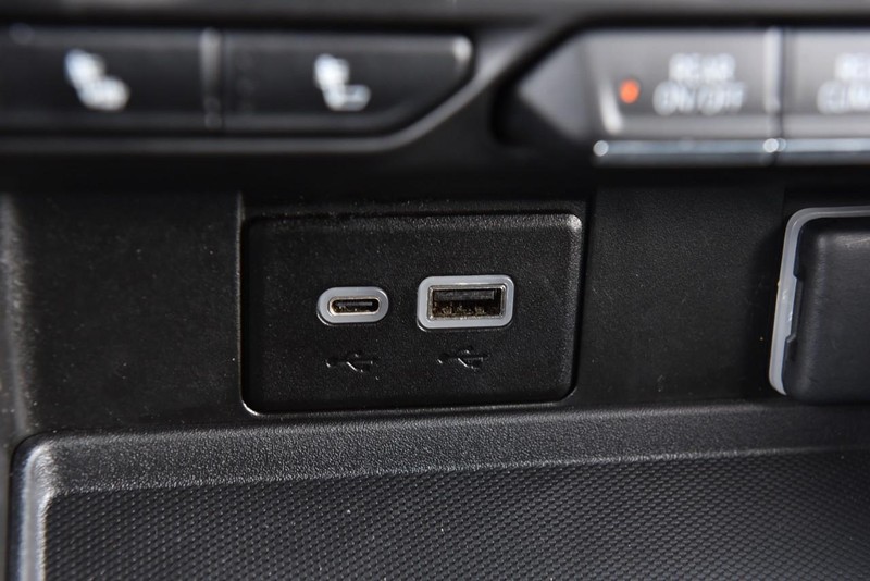 Chevrolet Suburban Vehicle Image 16