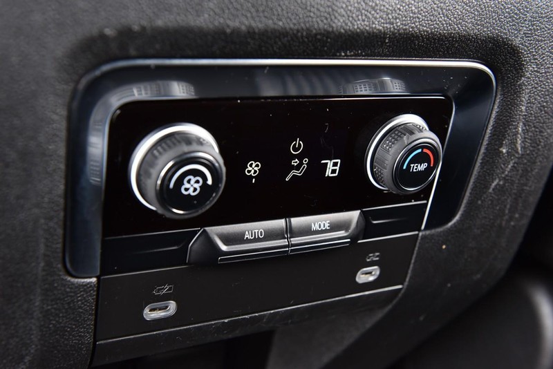 Chevrolet Suburban Vehicle Image 22