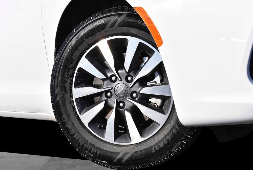 Chrysler Pacifica Vehicle Full-screen Gallery Image 3