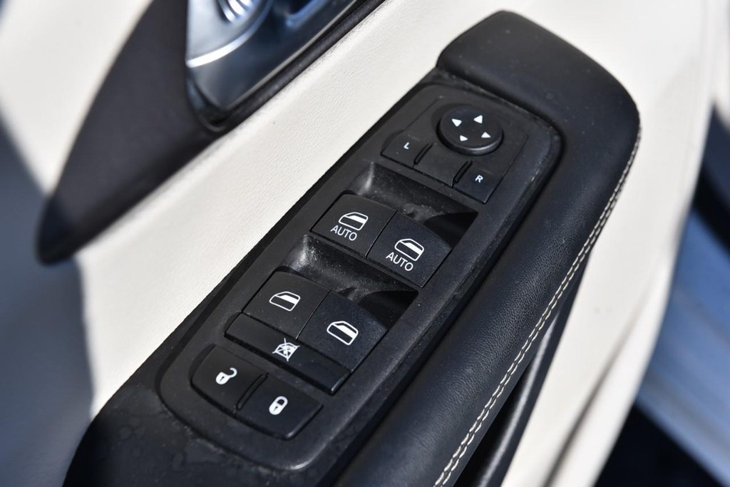 Chrysler Pacifica Vehicle Full-screen Gallery Image 8