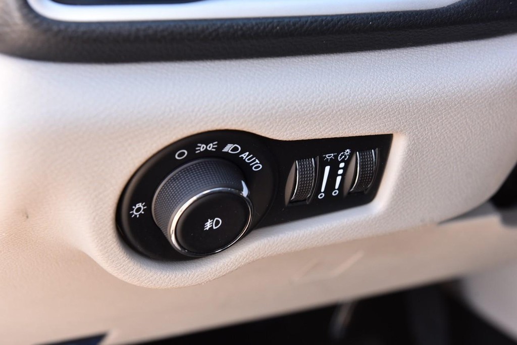 Chrysler Pacifica Vehicle Full-screen Gallery Image 12