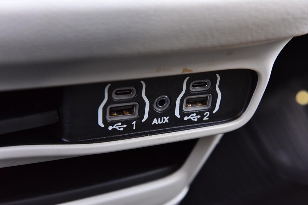 Chrysler Pacifica Vehicle Full-screen Gallery Image 17