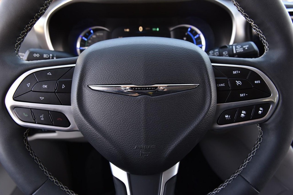 Chrysler Pacifica Vehicle Full-screen Gallery Image 19