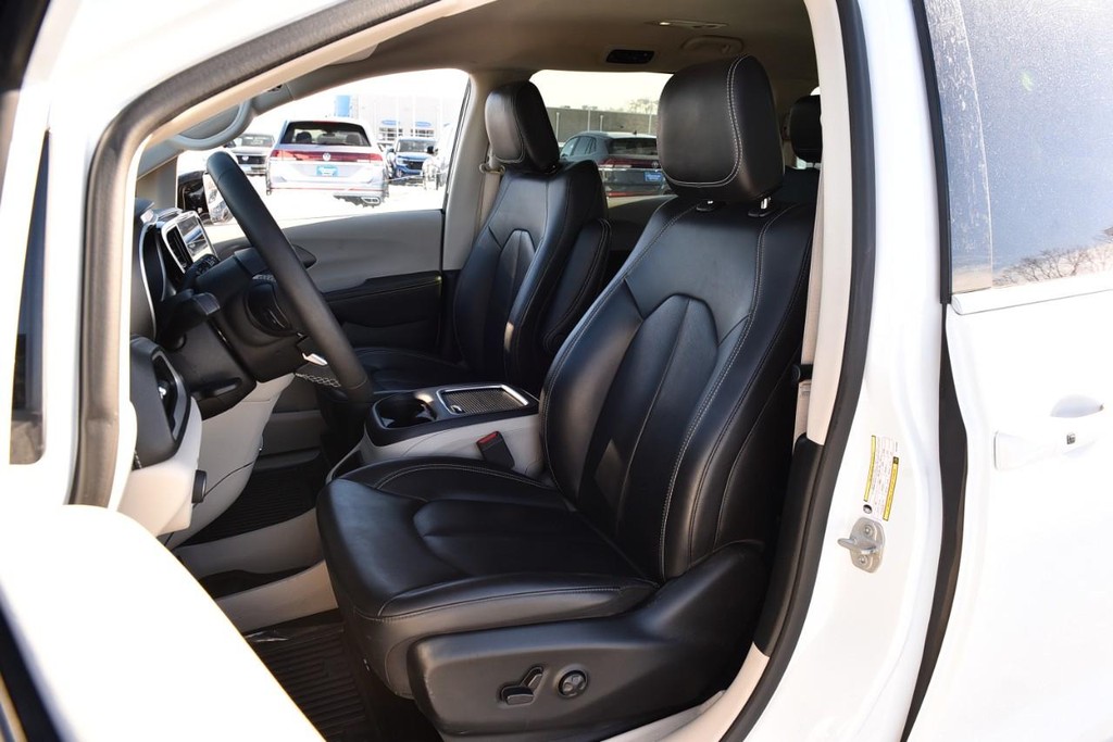 Chrysler Pacifica Vehicle Full-screen Gallery Image 20