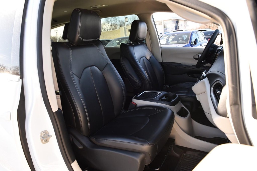 Chrysler Pacifica Vehicle Full-screen Gallery Image 21