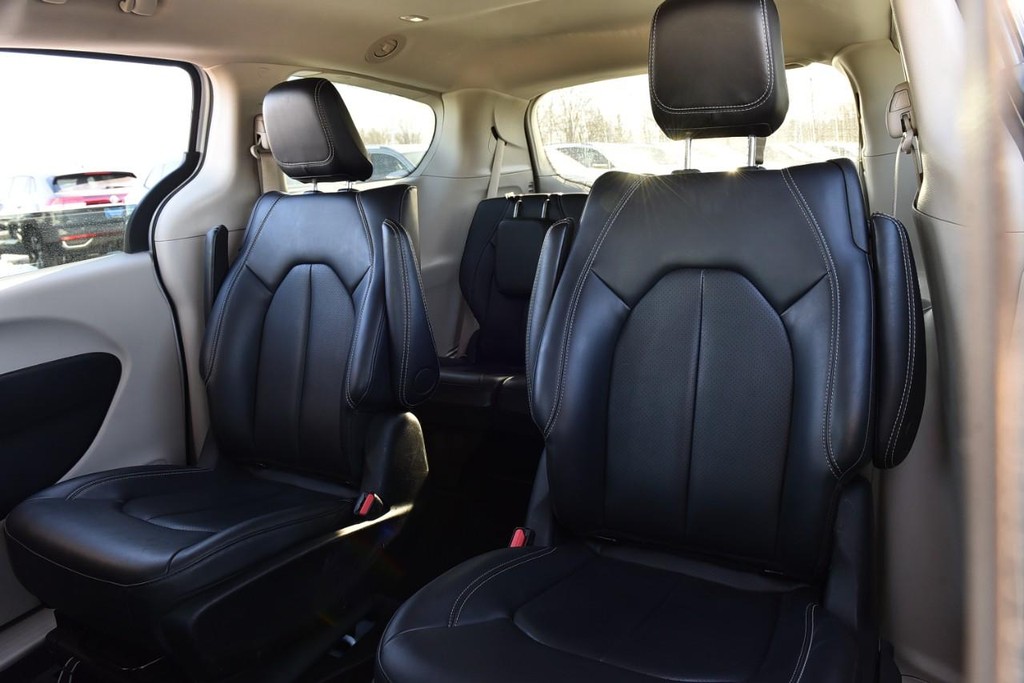 Chrysler Pacifica Vehicle Full-screen Gallery Image 22