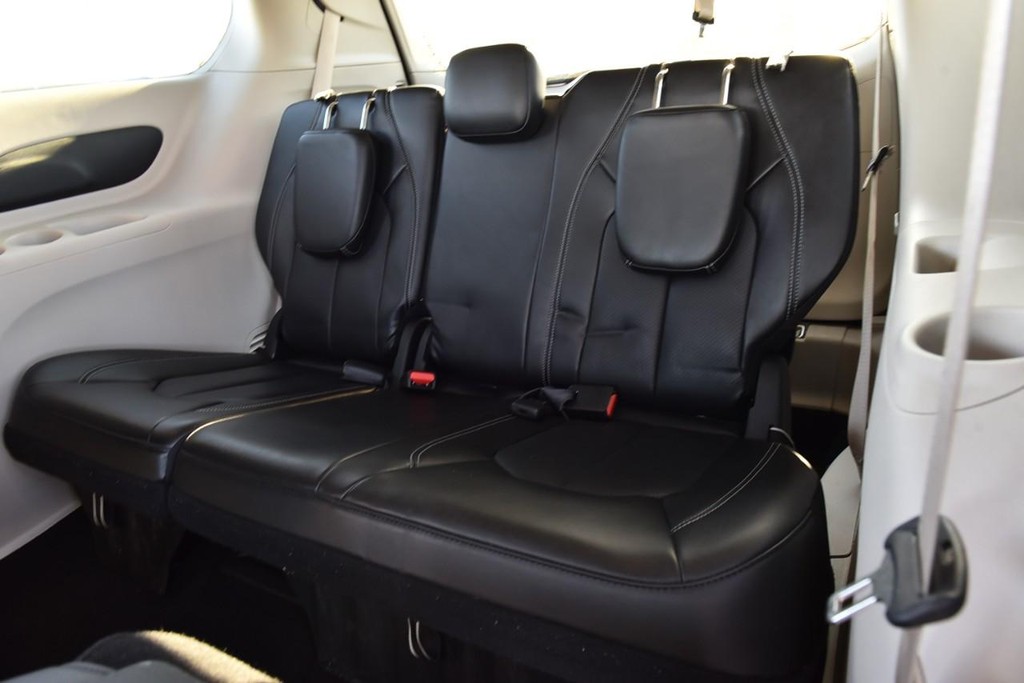 Chrysler Pacifica Vehicle Full-screen Gallery Image 26