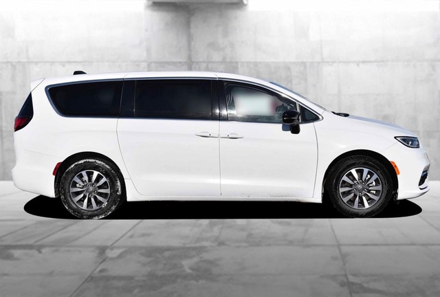 Chrysler Pacifica Vehicle Image 05