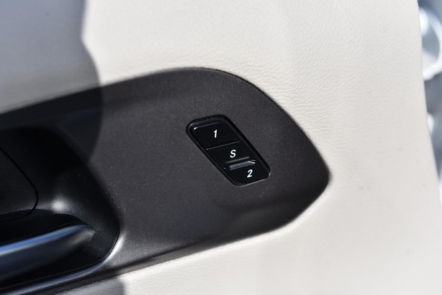 Chrysler Pacifica Vehicle Image 09