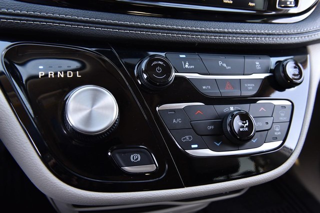 Chrysler Pacifica Vehicle Image 16