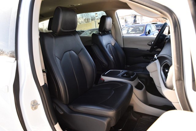 Chrysler Pacifica Vehicle Image 21