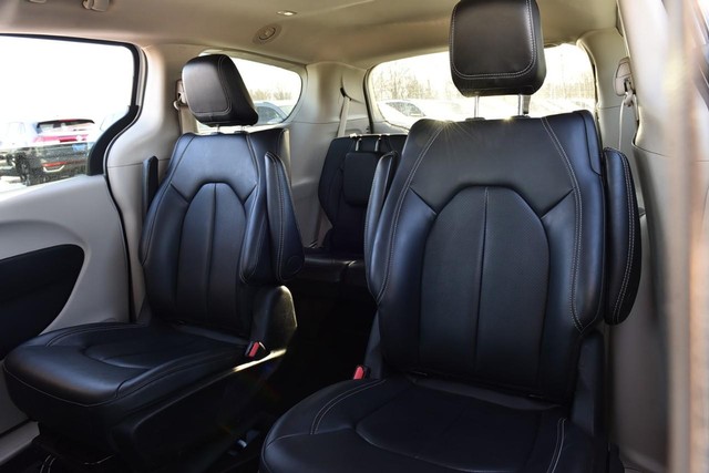 Chrysler Pacifica Vehicle Image 22