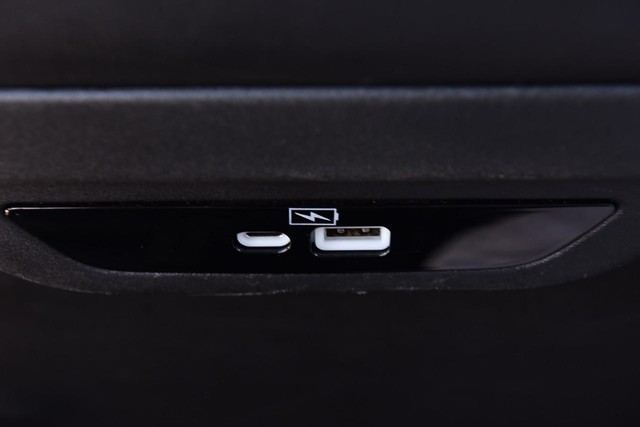 Chrysler Pacifica Vehicle Image 24