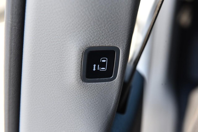 Chrysler Pacifica Vehicle Image 25