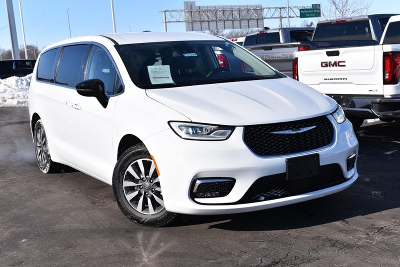 Chrysler Pacifica Vehicle Full-screen Gallery Image 2