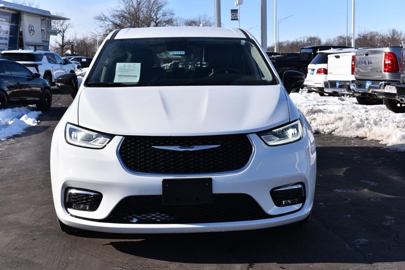 Chrysler Pacifica Vehicle Full-screen Gallery Image 4