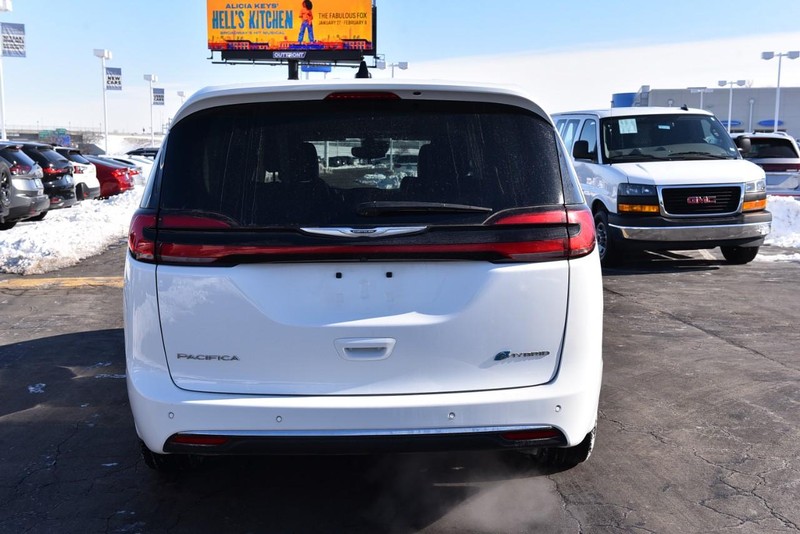 Chrysler Pacifica Vehicle Full-screen Gallery Image 6