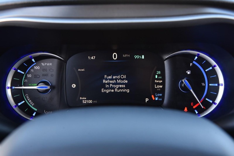 Chrysler Pacifica Vehicle Full-screen Gallery Image 13