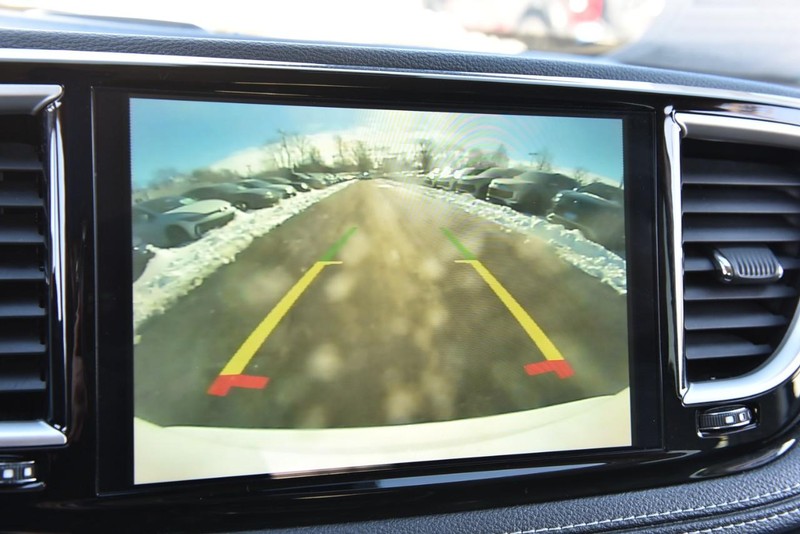 Chrysler Pacifica Vehicle Full-screen Gallery Image 14