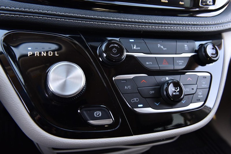 Chrysler Pacifica Vehicle Full-screen Gallery Image 16