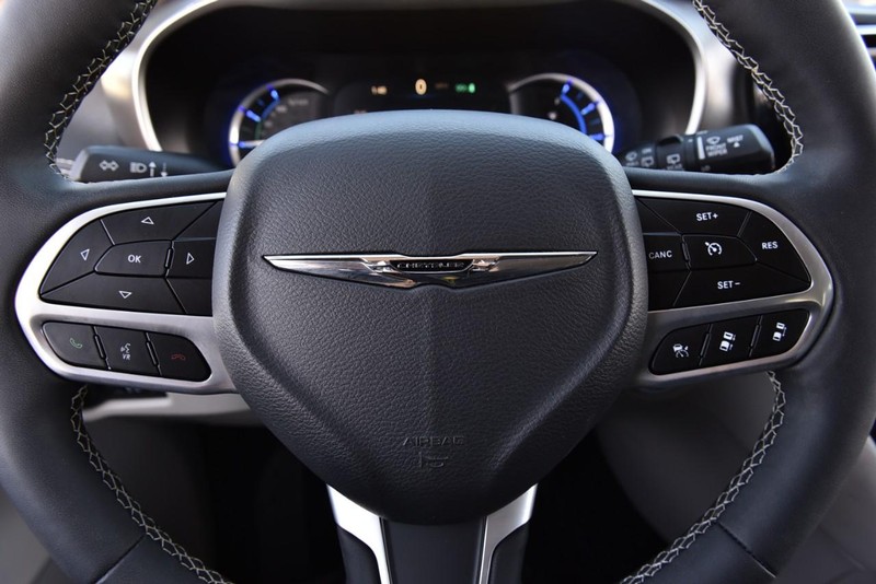 Chrysler Pacifica Vehicle Full-screen Gallery Image 19