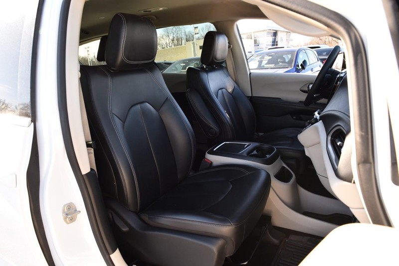 Chrysler Pacifica Vehicle Full-screen Gallery Image 21