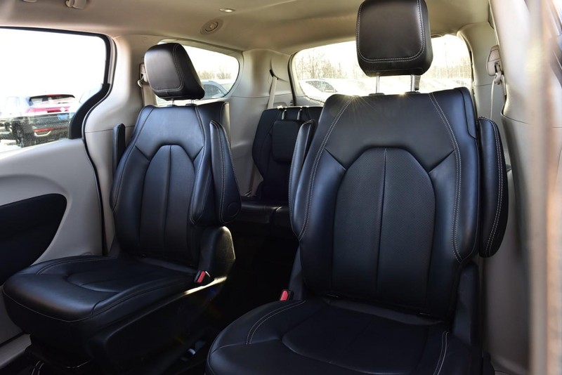 Chrysler Pacifica Vehicle Full-screen Gallery Image 22