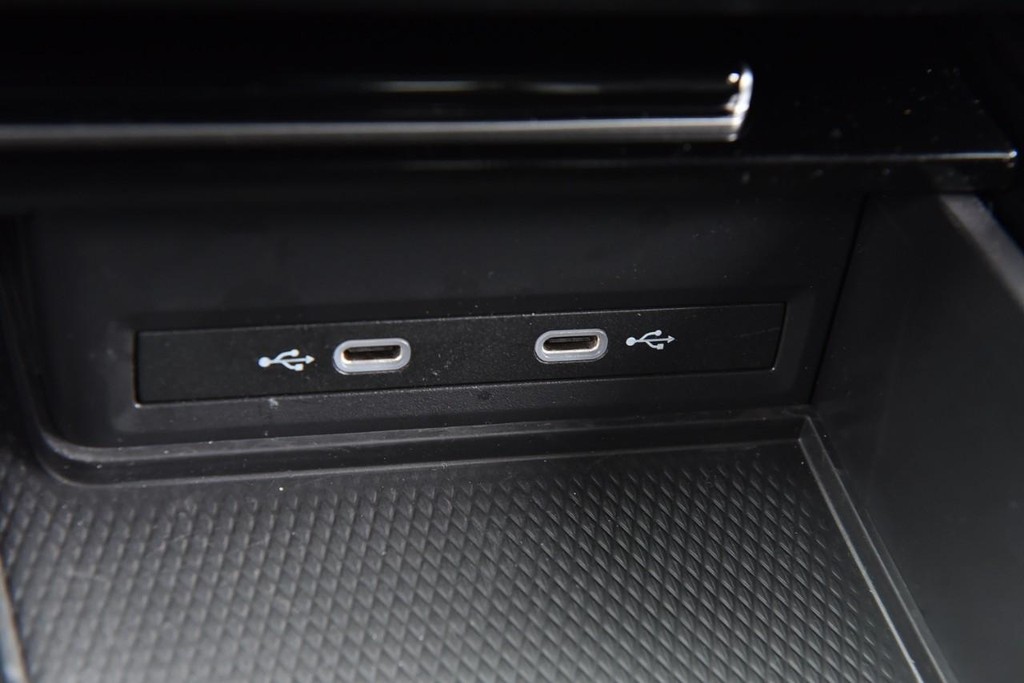 Volkswagen Atlas Vehicle Full-screen Gallery Image 16